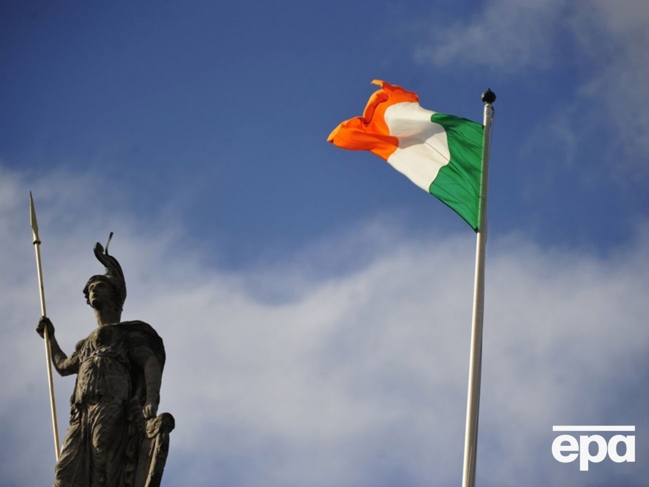 Министр юстиции Ирландии Джим О'Каллаган заявил, что Ирландия ведет себя "чрезвычайно щедро в отношении людей, прибывающих из Украины"