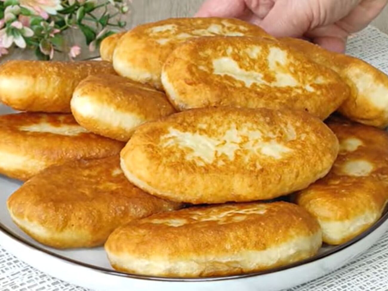 Обжарьте пирожки на сковороде с большим количеством растительного масла