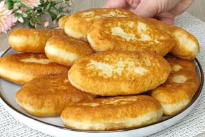 Обжарьте пирожки на сковороде с большим количеством растительного масла