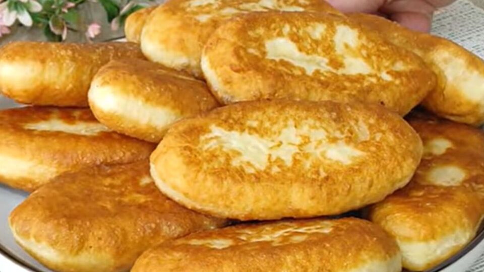 Обсмажте пиріжки на сковороді з великою кількістю олії