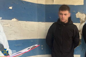 Під час обшуків у фігуранта, як стверджує спецслужба, вилучили смартфон із доказами роботи на ворога