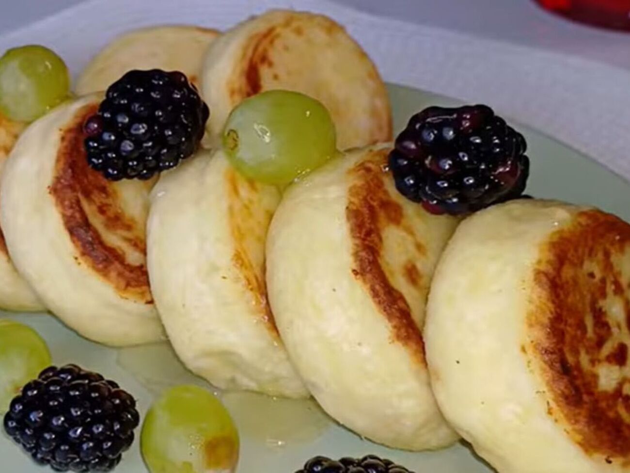 Сырники сначала нужно жарить на сильном огне, чтобы получилась золотистая корочка