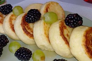 Сирники спершу потрібно смажити на великому вогні, щоб вийшла золотава скоринка