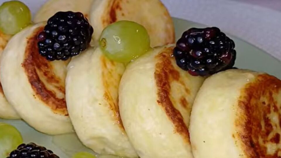 Сырники сначала нужно жарить на сильном огне, чтобы получилась золотистая корочка