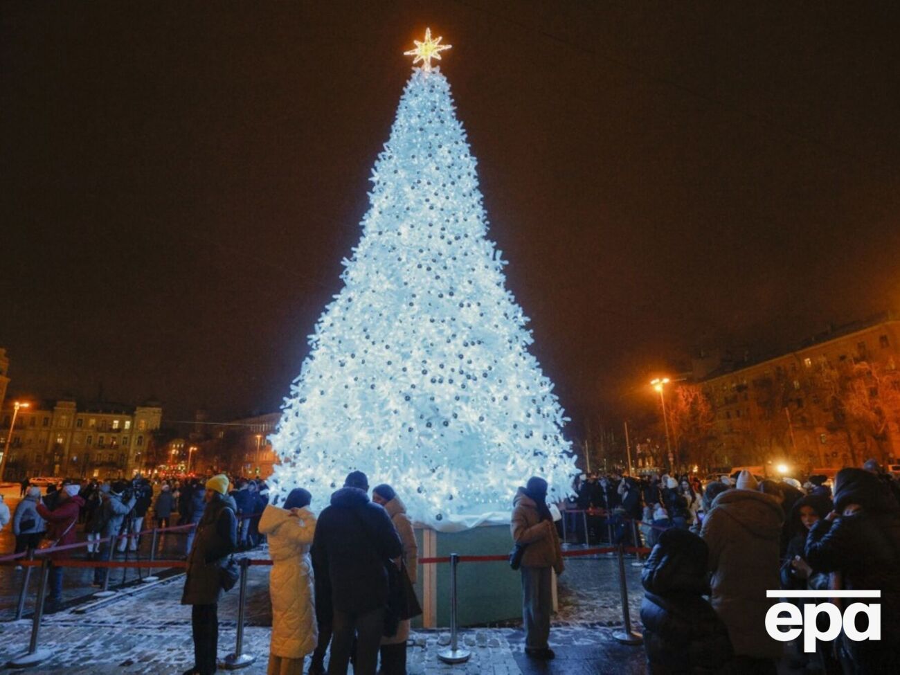 Окрім ялинки, на Софійській площі облаштують ковзанку й кілька будиночків, де продаватимуть їжу й напої