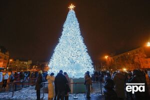 Помимо елки, на Софийской площади обустроят каток и несколько домиков, где будут продавать еду и напитки