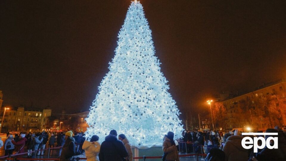 Помимо елки, на Софийской площади обустроят каток и несколько домиков, где будут продавать еду и напитки