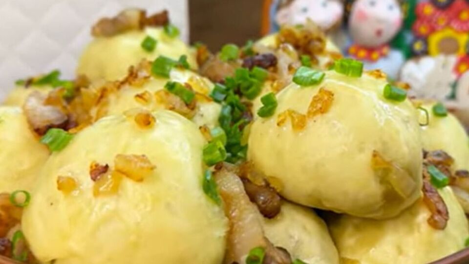 Подавайте галушки на стол, посыпав зажаркой из сала и лука