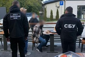 По данным следствия, стоимость "услуг" фигурант оценил в €7,5 тыс. с каждого "клиента"