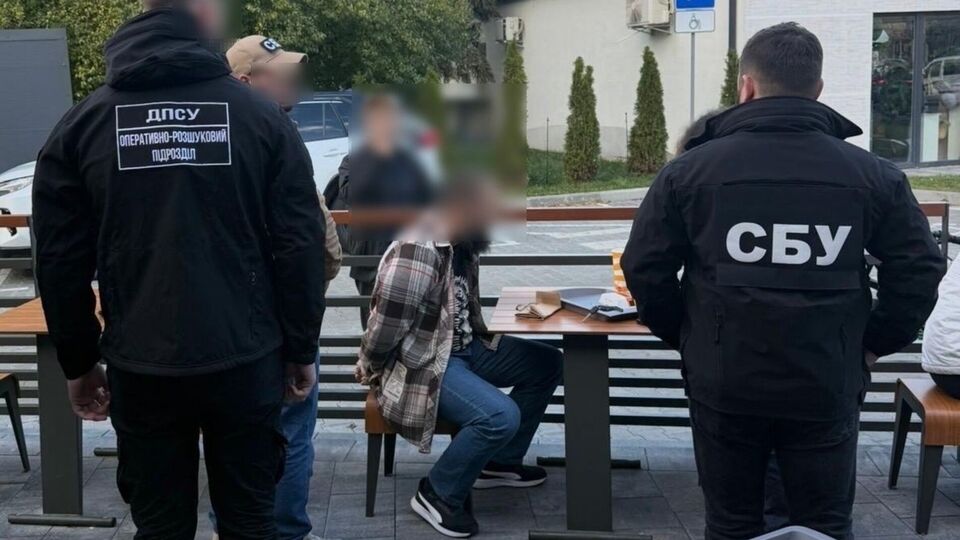 По данным следствия, стоимость "услуг" фигурант оценил в €7,5 тыс. с каждого "клиента"
