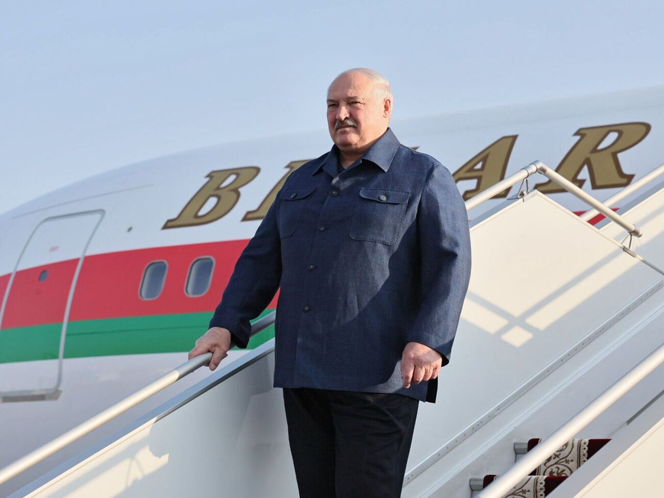 США сняли санкции с самолета, на котором летают члены семьи Лукашенко, отметили СМИ