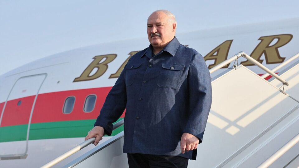 США сняли санкции с самолета, на котором летают члены семьи Лукашенко, отметили СМИ