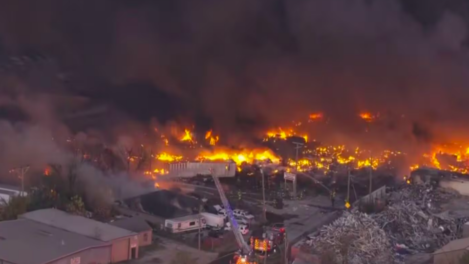 Катастрофа вызвала масштабный пожар в аэропорту