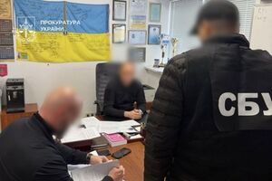 Заступник начальника митного посту штучно створював перешкоди під час оформлення вживаних автомобілів