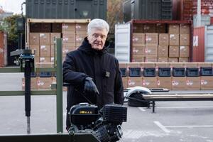 Избранникам Порошенко очень нужно отдохнуть от тяжелых новостей на пляжах, написал Гладких