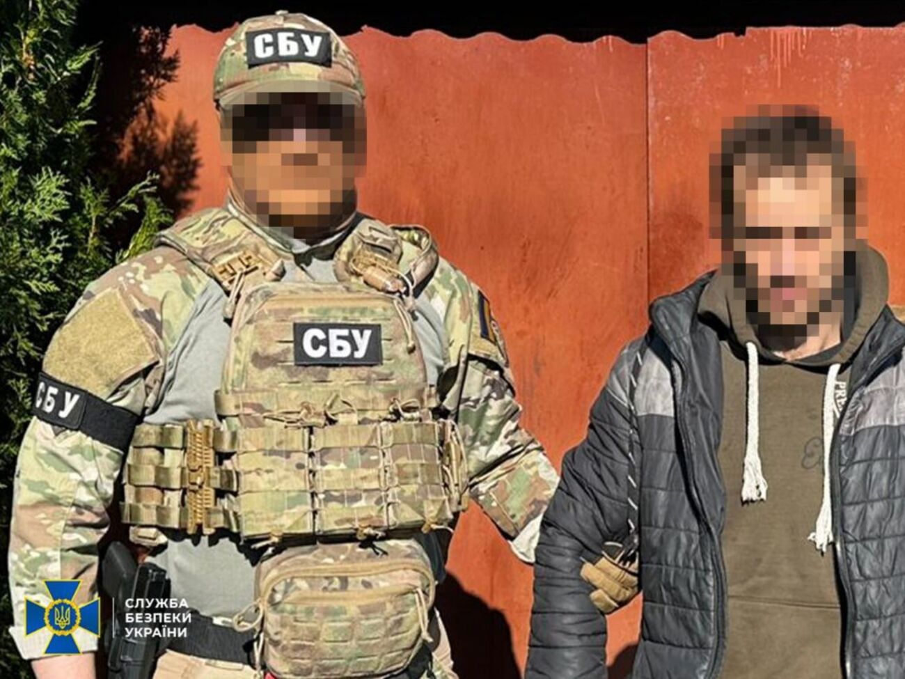 После прохождения инструктажа от ФСБ фигурант начал отслеживать локации запасных командных пунктов и блокпостов украинских защитников, отмечает СБУ