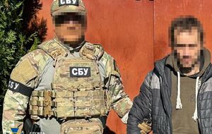 После прохождения инструктажа от ФСБ фигурант начал отслеживать локации запасных командных пунктов и блокпостов украинских защитников, отмечает СБУ