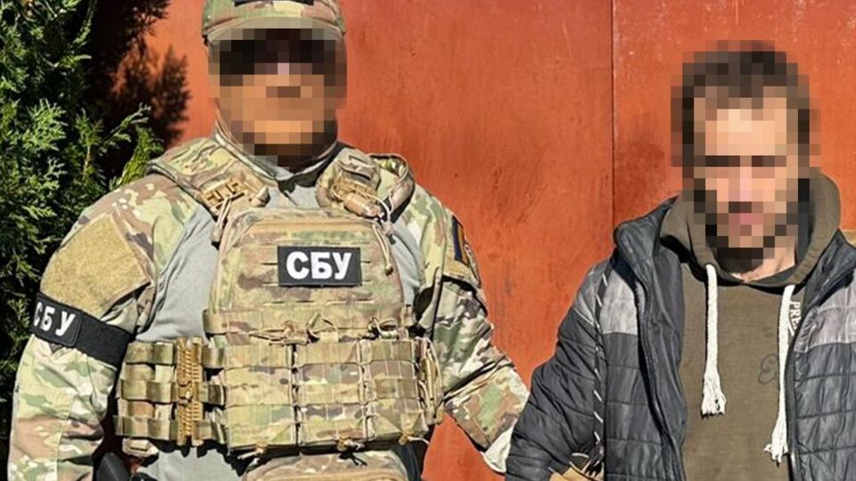 После прохождения инструктажа от ФСБ фигурант начал отслеживать локации запасных командных пунктов и блокпостов украинских защитников, отмечает СБУ