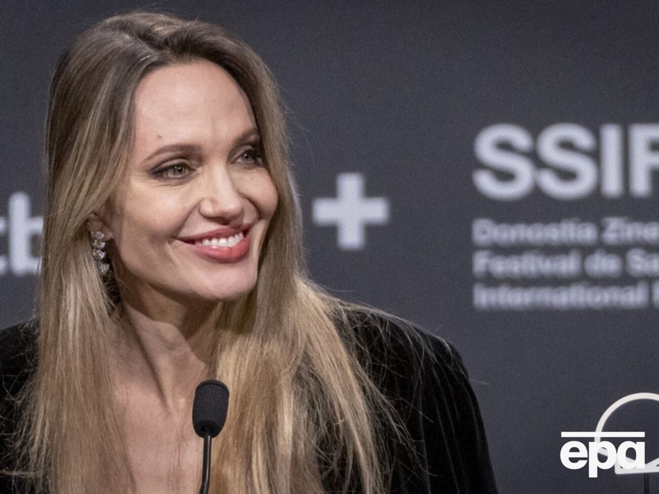 По данным СМИ, кортеж Джоли в Николаевской области остановили работники Вознесенского РТЦК и полицейские