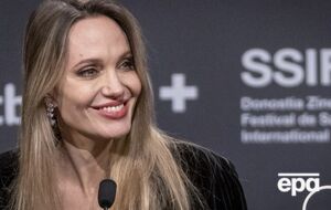 По данным СМИ, кортеж Джоли в Николаевской области остановили работники Вознесенского РТЦК и полицейские
