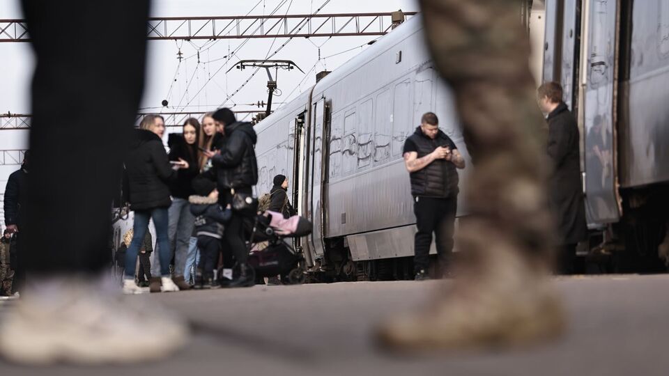 Рішення про обмеження поїздів краматорського напрямку торкнеться всіх п'яти поїздів далекого сполучення, розповіли в УЗ