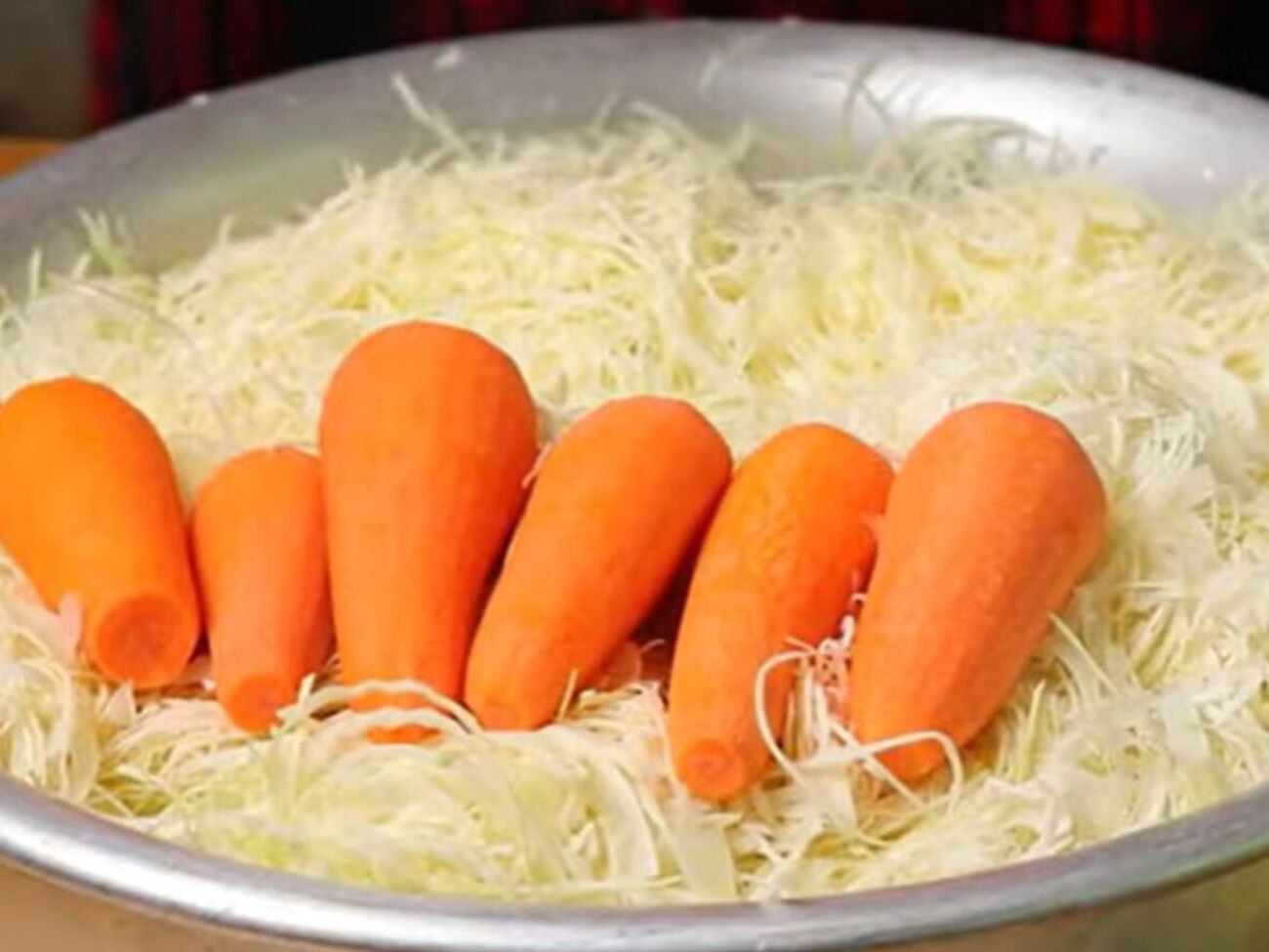 Капусту оставьте кваситься в теплом месте на пять дней