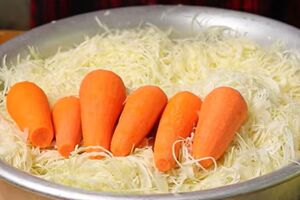 Капусту оставьте кваситься в теплом месте на пять дней