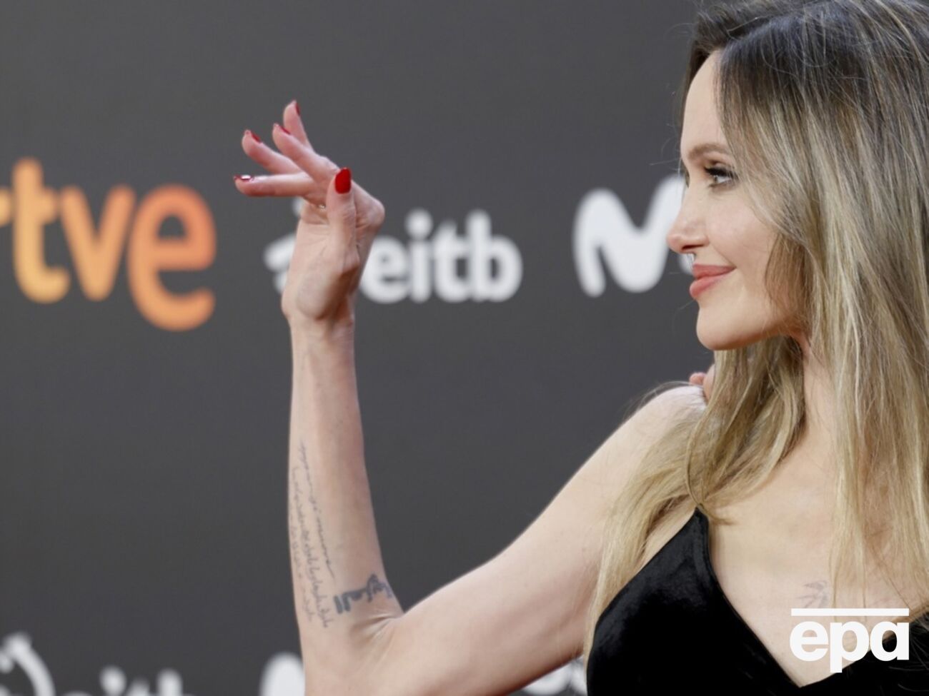 Джоли прибыла в Украину в качестве посла ЮНИСЕФ, рассказали СМИ