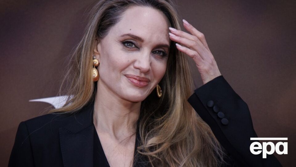 Мережею ширяться меми про візит Джолі в Україну і зупинку її кортежу працівниками ТЦК