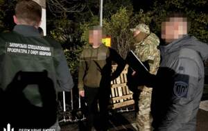 За даними слідства, підозрювані могли пропонувати за $6 тис. "пакет" із супроводом до місця ймовірного незаконного перетину кордону з Румунією
