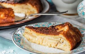 Пирог переворачивают перед подачей