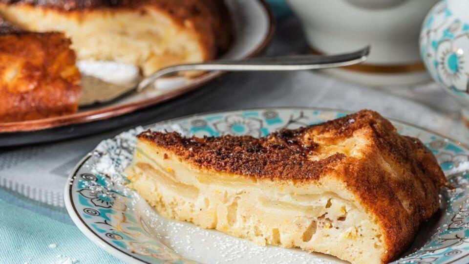 Пирог переворачивают перед подачей