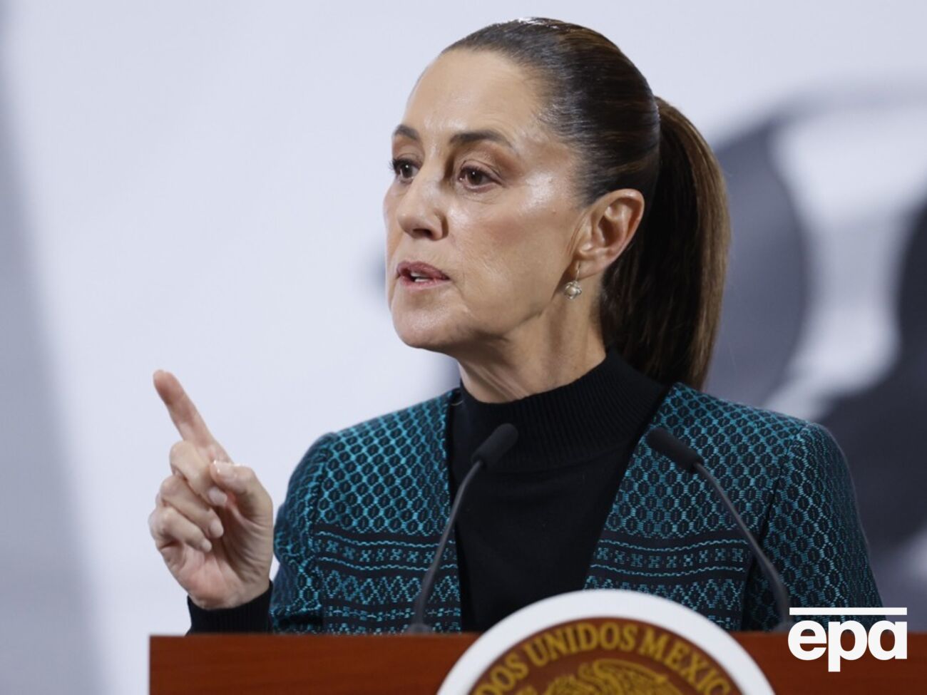 Деякі користувачі видалили відео з Шейнбаум, пише Reuters