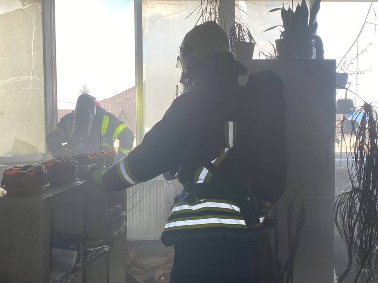 В результате взрыва зарядной станции возник пожар на площади около 20 м², сообщили в ГСЧС