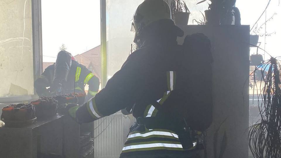 В результате взрыва зарядной станции возник пожар на площади около 20 м², сообщили в ГСЧС