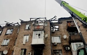 Нічний удар РФ зруйнував квартири будинку з першого до четвертого поверху, горів дах, розповіли в ДСНС