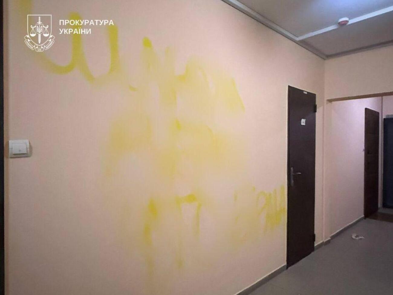 На стінах коридору багатоквартирного будинку, де мешкає його колишня дівчина, киянин фарбою зробив нецензурні написи
