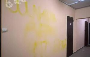 На стінах коридору багатоквартирного будинку, де мешкає його колишня дівчина, киянин фарбою зробив нецензурні написи