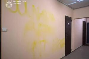 На стінах коридору багатоквартирного будинку, де мешкає його колишня дівчина, киянин фарбою зробив нецензурні написи