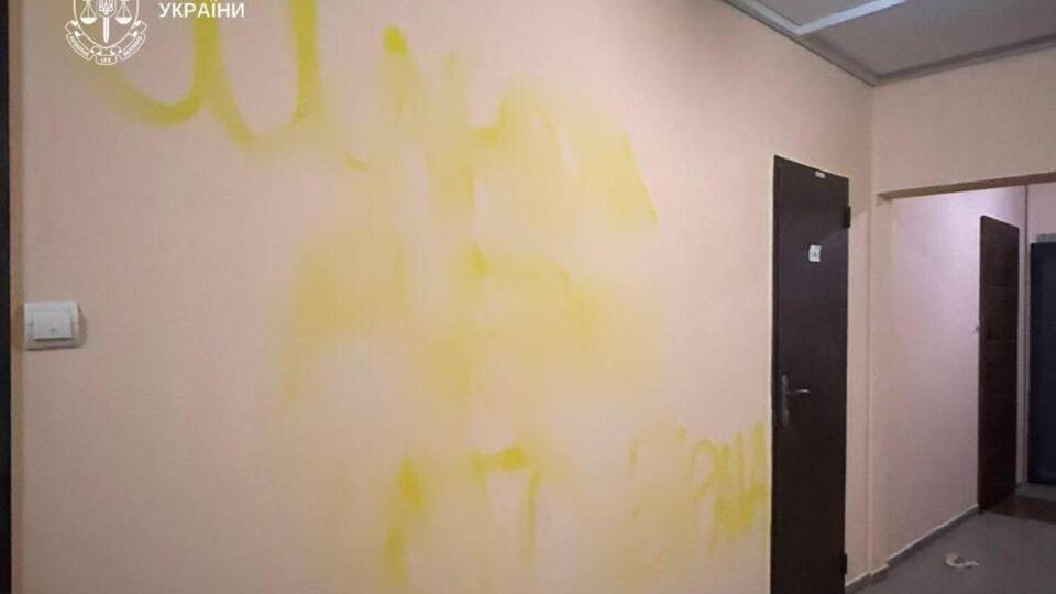 На стінах коридору багатоквартирного будинку, де мешкає його колишня дівчина, киянин фарбою зробив нецензурні написи