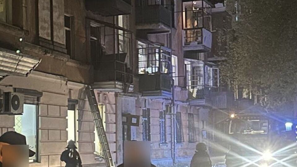 В Днепре из-за атаки РФ повреждена четырехэтажка, рассказали в ОВА