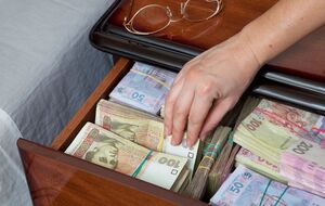 За словами Соболєва, виплати затримали майже на півтора місяця через велику кількість учасників