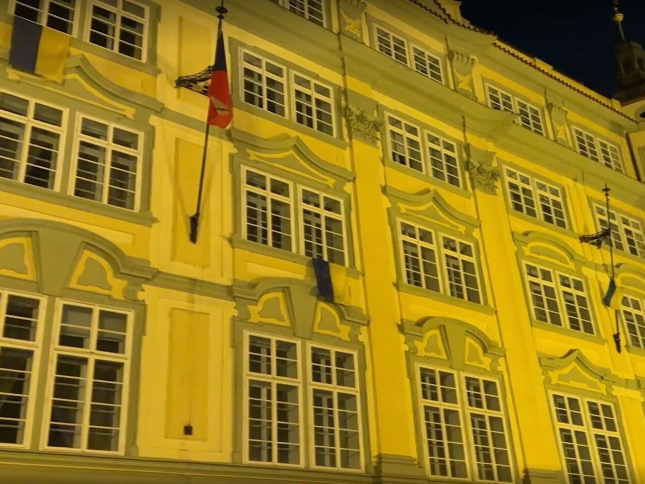 На зданиях Праги появилось еще больше украинских флагов, отметили в посольстве Украины в Чехии