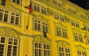 На будівлях Праги з'явилося ще більше українських прапорів, зазначили в посольстві України в Чехії