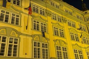 На зданиях Праги появилось еще больше украинских флагов, отметили в посольстве Украины в Чехии