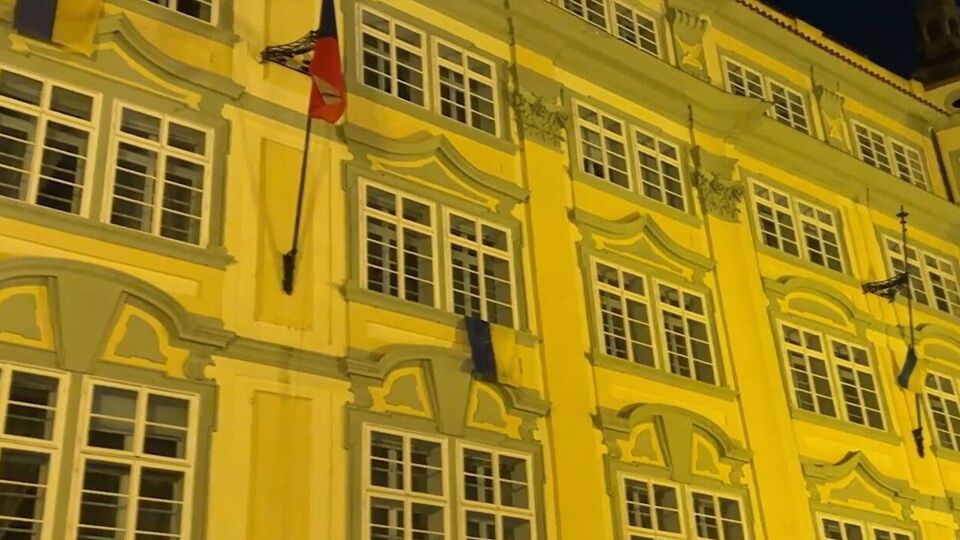 На будівлях Праги з'явилося ще більше українських прапорів, зазначили в посольстві України в Чехії