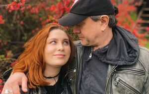 Ступка старший за Ткач на 35 років