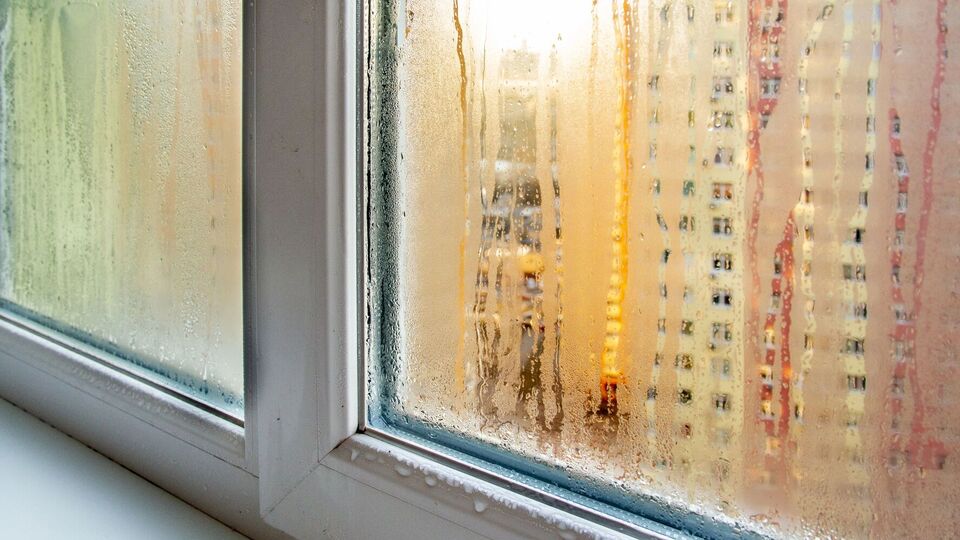 Если же окна постоянно покрыты конденсатом без видимой причины, проблема может быть в самих окнах
