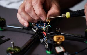 Россия пытается привлечь педагогов Луганска к военно-промышленному комплексу