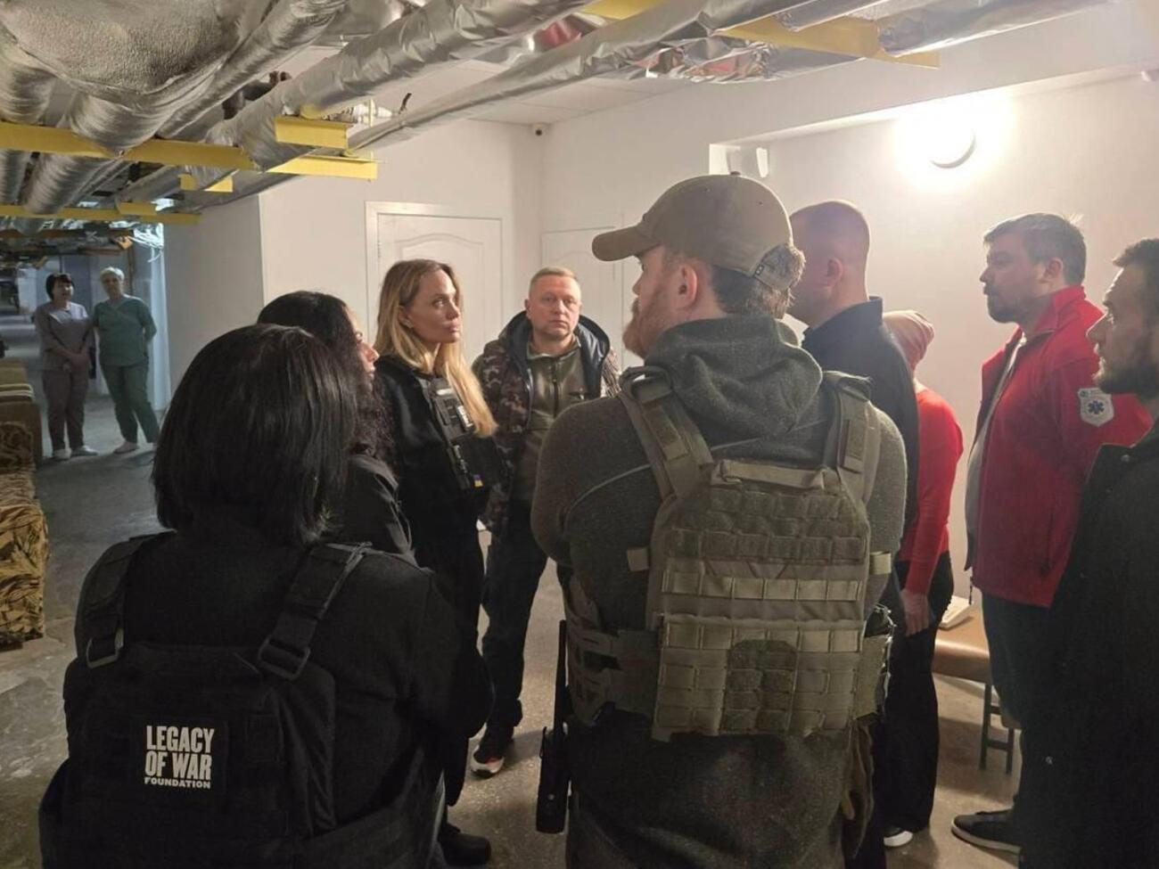 Голливудская актриса 5 ноября 2025 года отправилась с гуманитарной миссией на юг Украины – в Николаев и Херсон